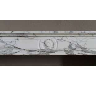 Antico camino neoclassico scolpito in marmo bianco statuario Arabescato con finissimi decori scultorei floreali. 2