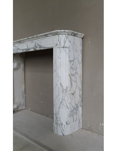 216 CAMINETTO LUIGI XVI "DÉMI-LUNE MARGUERITE" SCOLPITO IN STREPITOSO MARMO BIANCO STATUARIO ARABESCATO