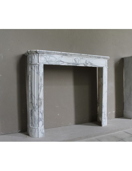 216 CAMINETTO LUIGI XVI "DÉMI-LUNE MARGUERITE" SCOLPITO IN STREPITOSO MARMO BIANCO STATUARIO ARABESCATO