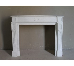 Camino antico neoclassico "Languette" scolpito in marmo bianco Carrara di eccezionale qualità.