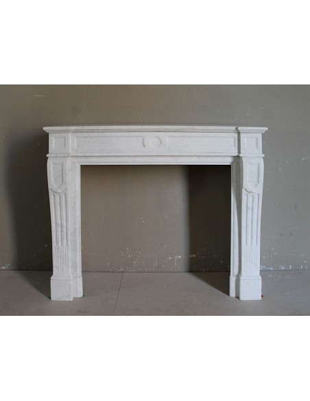 Camino antico neoclassico "Languette" scolpito in marmo bianco Carrara di eccezionale qualità.