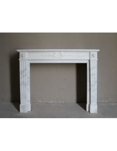 Meravigliosa cornice da camino neoclassica in marmo bianco statuario venato e risalente alla seconda metà dell'Ottocento.