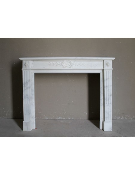 Meravigliosa cornice da camino neoclassica in marmo bianco statuario venato e risalente alla seconda metà dell'Ottocento.