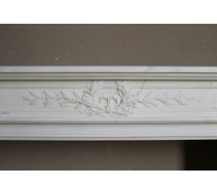 Meravigliosa cornice da camino neoclassica in marmo bianco statuario venato e risalente alla seconda metà dell'Ottocento. 2