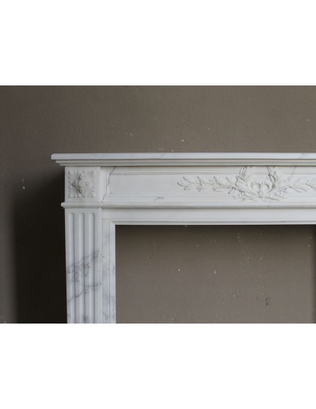 244 CAMINO LUIGI XVI "RAMO D'ULIVO" SCOLPITO IN MARMO BIANCO STATUARIO ARABESCATO CARRARA