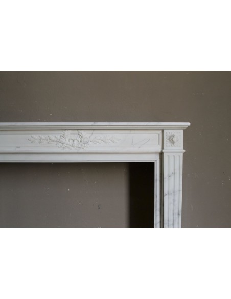 244 CAMINO LUIGI XVI "RAMO D'ULIVO" SCOLPITO IN MARMO BIANCO STATUARIO ARABESCATO CARRARA