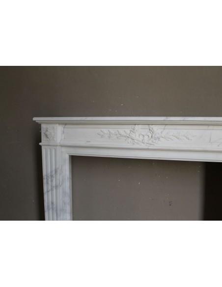 244 CAMINO LUIGI XVI "RAMO D'ULIVO" SCOLPITO IN MARMO BIANCO STATUARIO ARABESCATO CARRARA