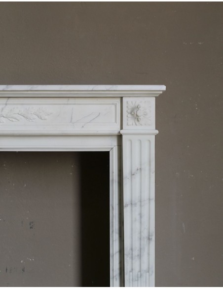 244 CAMINO LUIGI XVI "RAMO D'ULIVO" SCOLPITO IN MARMO BIANCO STATUARIO ARABESCATO CARRARA