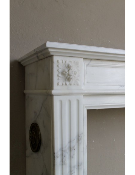 244 CAMINO LUIGI XVI "RAMO D'ULIVO" SCOLPITO IN MARMO BIANCO STATUARIO ARABESCATO CARRARA