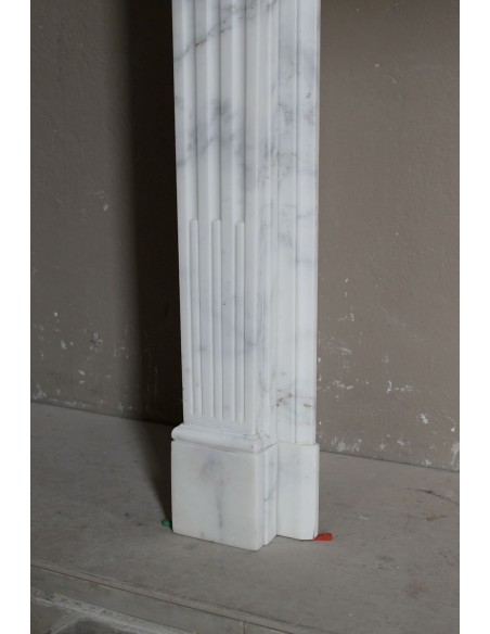 244 CAMINO LUIGI XVI "RAMO D'ULIVO" SCOLPITO IN MARMO BIANCO STATUARIO ARABESCATO CARRARA