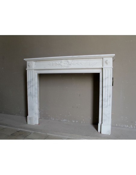 244 CAMINO LUIGI XVI "RAMO D'ULIVO" SCOLPITO IN MARMO BIANCO STATUARIO ARABESCATO CARRARA