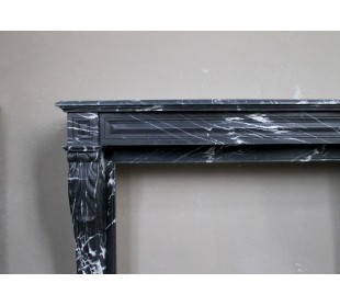 Camino antico in marmo nero Marquinia con venature bianche, di stile Luigi Filippo, modello "Punta di Diamante" 2