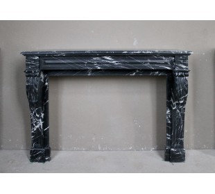 Camino antico in marmo nero Marquinia con venature bianche, di stile Luigi Filippo, modello "Punta di Diamante"
