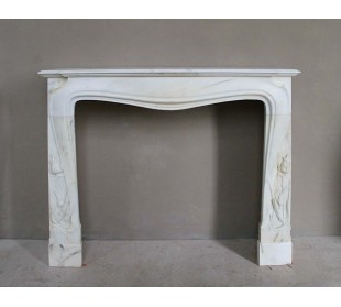 Camino Art Nouveau scolpito in marmo Bianco e firmato Majorelle. Questa cornice in marmo è rarissima, e raffinatissima.