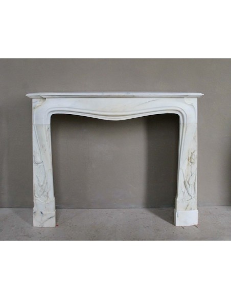 Camino Art Nouveau scolpito in marmo Bianco e firmato Majorelle. Questa cornice in marmo è rarissima, e raffinatissima.