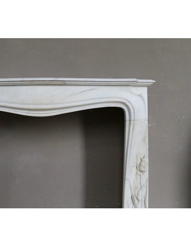 Camino Art Nouveau scolpito in marmo Bianco e firmato Majorelle. Questa cornice in marmo è rarissima, e raffinatissima.