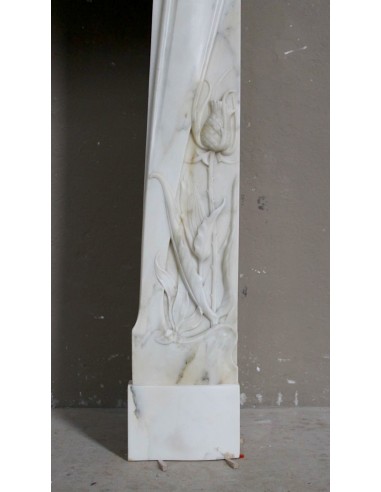 Camino Art Nouveau scolpito in marmo Bianco e firmato Majorelle. Questa cornice in marmo è rarissima, e raffinatissima.