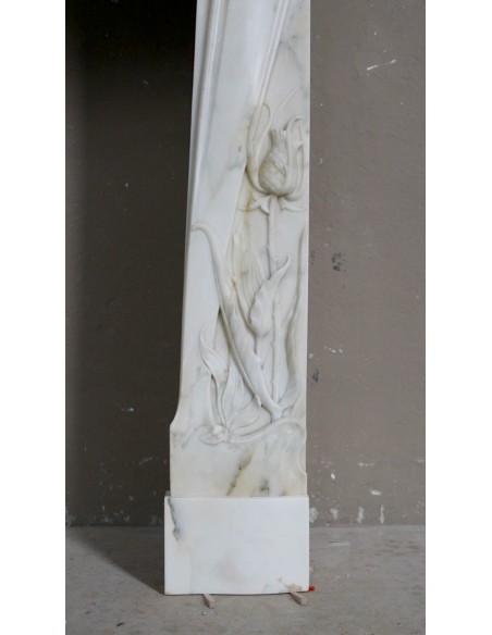 Camino Art Nouveau scolpito in marmo Bianco e firmato Majorelle. Questa cornice in marmo è rarissima, e raffinatissima.