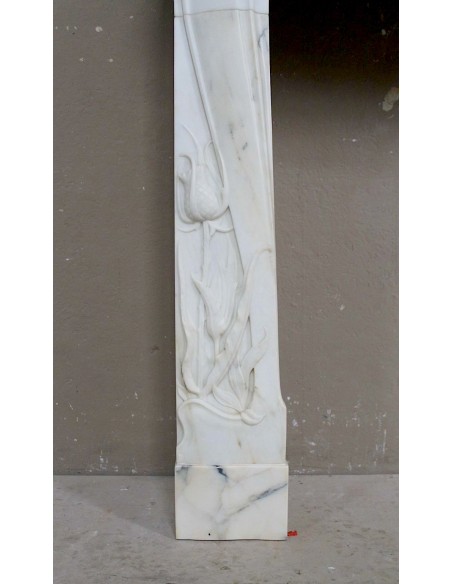 Camino Art Nouveau scolpito in marmo Bianco e firmato Majorelle. Questa cornice in marmo è rarissima, e raffinatissima.