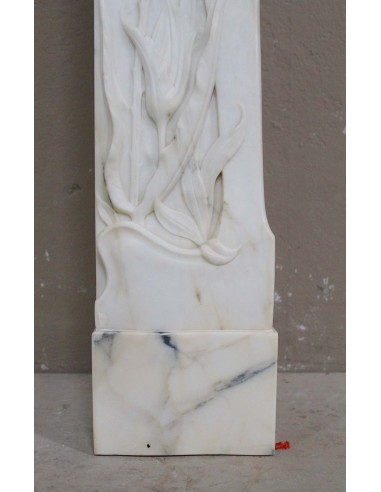Camino Art Nouveau scolpito in marmo Bianco e firmato Majorelle. Questa cornice in marmo è rarissima, e raffinatissima.