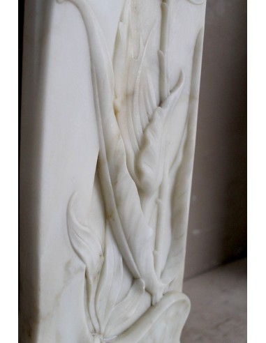 Camino Art Nouveau scolpito in marmo Bianco e firmato Majorelle. Questa cornice in marmo è rarissima, e raffinatissima.