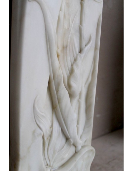 Camino Art Nouveau scolpito in marmo Bianco e firmato Majorelle. Questa cornice in marmo è rarissima, e raffinatissima.