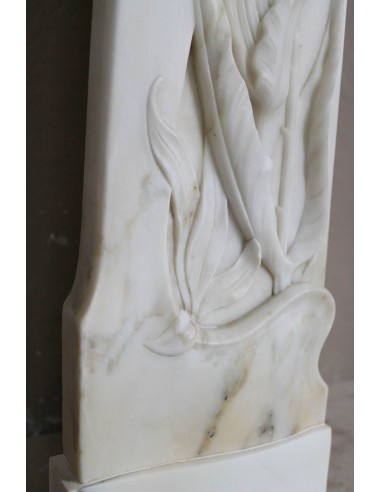 Camino Art Nouveau scolpito in marmo Bianco e firmato Majorelle. Questa cornice in marmo è rarissima, e raffinatissima.