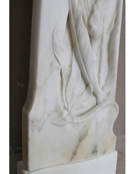 Camino Art Nouveau scolpito in marmo Bianco e firmato Majorelle. Questa cornice in marmo è rarissima, e raffinatissima.