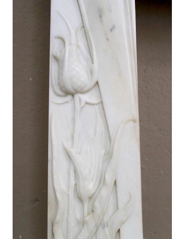 Camino Art Nouveau scolpito in marmo Bianco e firmato Majorelle. Questa cornice in marmo è rarissima, e raffinatissima.