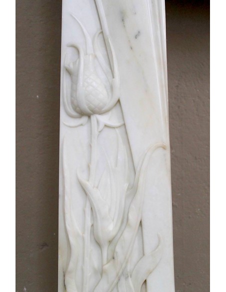 Camino Art Nouveau scolpito in marmo Bianco e firmato Majorelle. Questa cornice in marmo è rarissima, e raffinatissima.