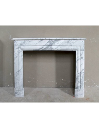 Camino antico "Boudin" scolpito in marmo Bianco Calacatta venato. Questo è un caminetto raro, dalle linee sobrie ed eleganti.
