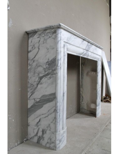 Camino antico "Boudin" scolpito in marmo Bianco Calacatta venato. Questo è un caminetto raro, dalle linee sobrie ed eleganti.