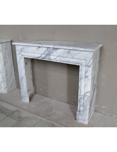 Camino antico "Boudin" scolpito in marmo Bianco Calacatta venato. Questo è un caminetto raro, dalle linee sobrie ed eleganti.
