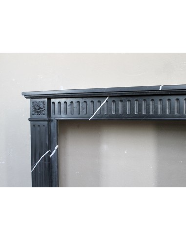 Cornice da camino neoclassica "Deux Roses" scolpita in marmo Nero con venature bianche, un piccolo gioiello.