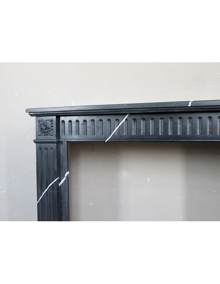 Cornice da camino neoclassica "Deux Roses" scolpita in marmo Nero con venature bianche, un piccolo gioiello.