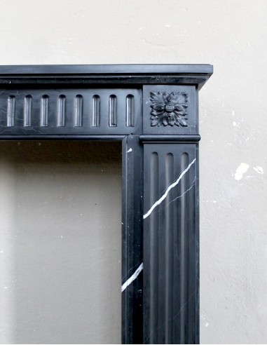Cornice da camino neoclassica "Deux Roses" scolpita in marmo Nero con venature bianche, un piccolo gioiello.