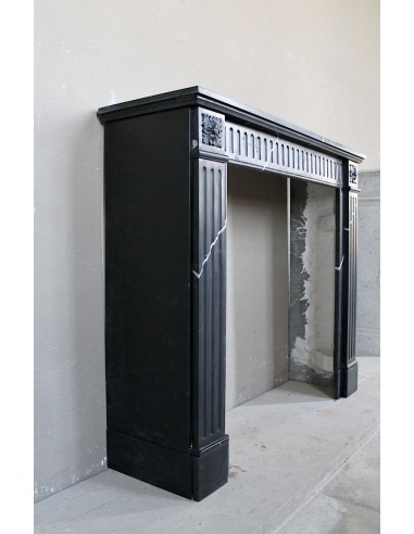 Cornice da camino neoclassica "Deux Roses" scolpita in marmo Nero con venature bianche, un piccolo gioiello.