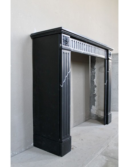 Cornice da camino neoclassica "Deux Roses" scolpita in marmo Nero con venature bianche, un piccolo gioiello.