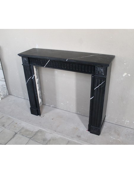 Cornice da camino neoclassica "Deux Roses" scolpita in marmo Nero con venature bianche, un piccolo gioiello.