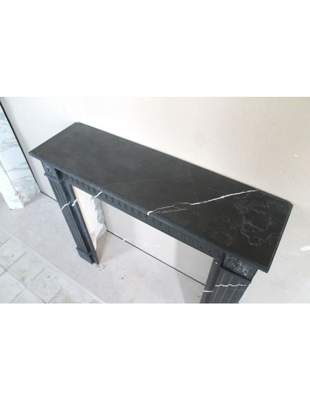 Cornice da camino neoclassica "Deux Roses" scolpita in marmo Nero con venature bianche, un piccolo gioiello.