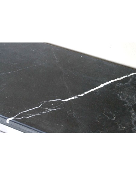 Cornice da camino neoclassica "Deux Roses" scolpita in marmo Nero con venature bianche, un piccolo gioiello.