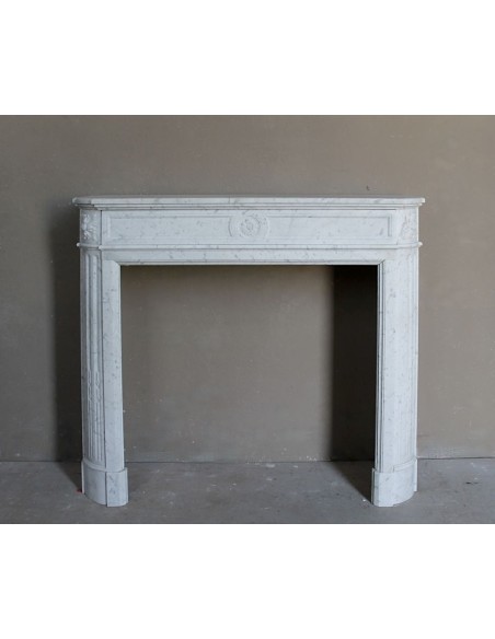 Camino antico neoclassico "Démi-Lune" scolpito in marmo Bianco Carrara, di piccola misura, molto grazioso.