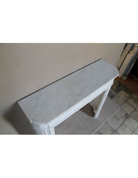 253 PROPORZIONATISSIMO CAMINETTO LUIGI XVI "DÉMI-LUNE MARGUERITE" SCOLPITO IN MARMO BIANCO CARRARA