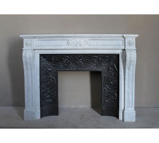 Camino Luigi XVI "Trois Fleurs Perlé" scolpito in candido marmo Bianco "P" di Carrara, provvisto di controcuore in ghisa d'arte.