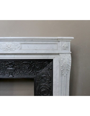 Camino Luigi XVI "Trois Fleurs Perlé" scolpito in candido marmo Bianco "P" di Carrara, provvisto di controcuore in ghisa d'arte.