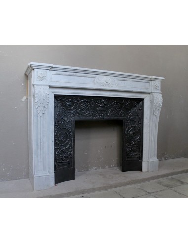 Camino Luigi XVI "Trois Fleurs Perlé" scolpito in candido marmo Bianco "P" di Carrara, provvisto di controcuore in ghisa d'arte.