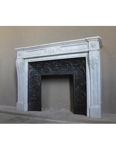 Camino Luigi XVI "Trois Fleurs Perlé" scolpito in candido marmo Bianco "P" di Carrara, provvisto di controcuore in ghisa d'arte.