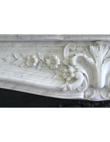 Meravigliosa cornice da camino con sculture floreali in marmo bianco Carrara. Questo camino è firmato Majorelle.