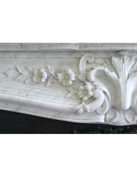 Meravigliosa cornice da camino con sculture floreali in marmo bianco Carrara. Questo camino è firmato Majorelle.