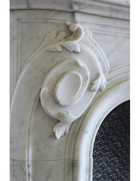 022 AG CAMINO ART NOUVEAU "MAJORELLE" SCOLPITO IN MARMO DI CARRARA PROVVISTO DI CONTROCUORE IN GHISA D'ARTE